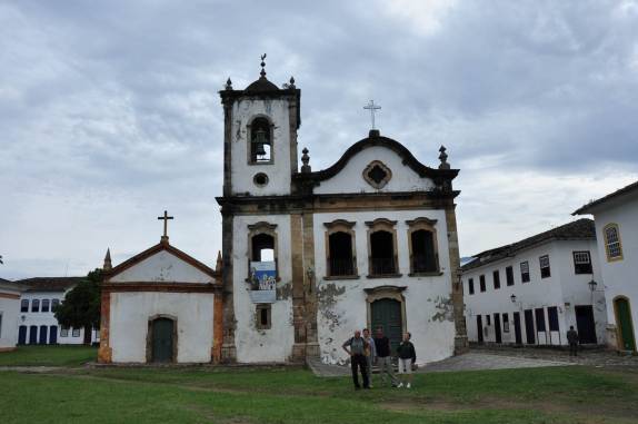 Com os pais e irmã, visitando Parati, no Rio de Janeiro